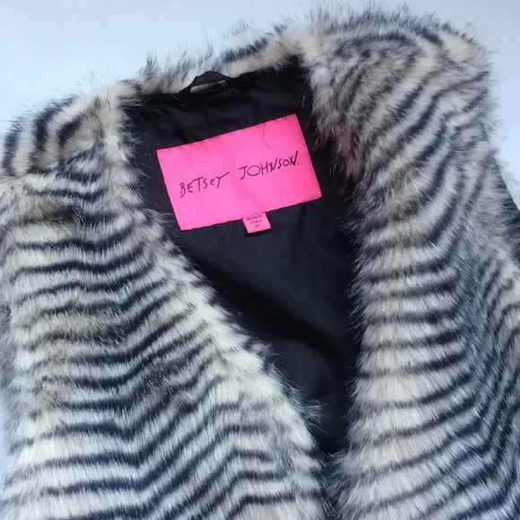 Betsey Johnson Trendy Faux Fur vest - Picture 4 of 6